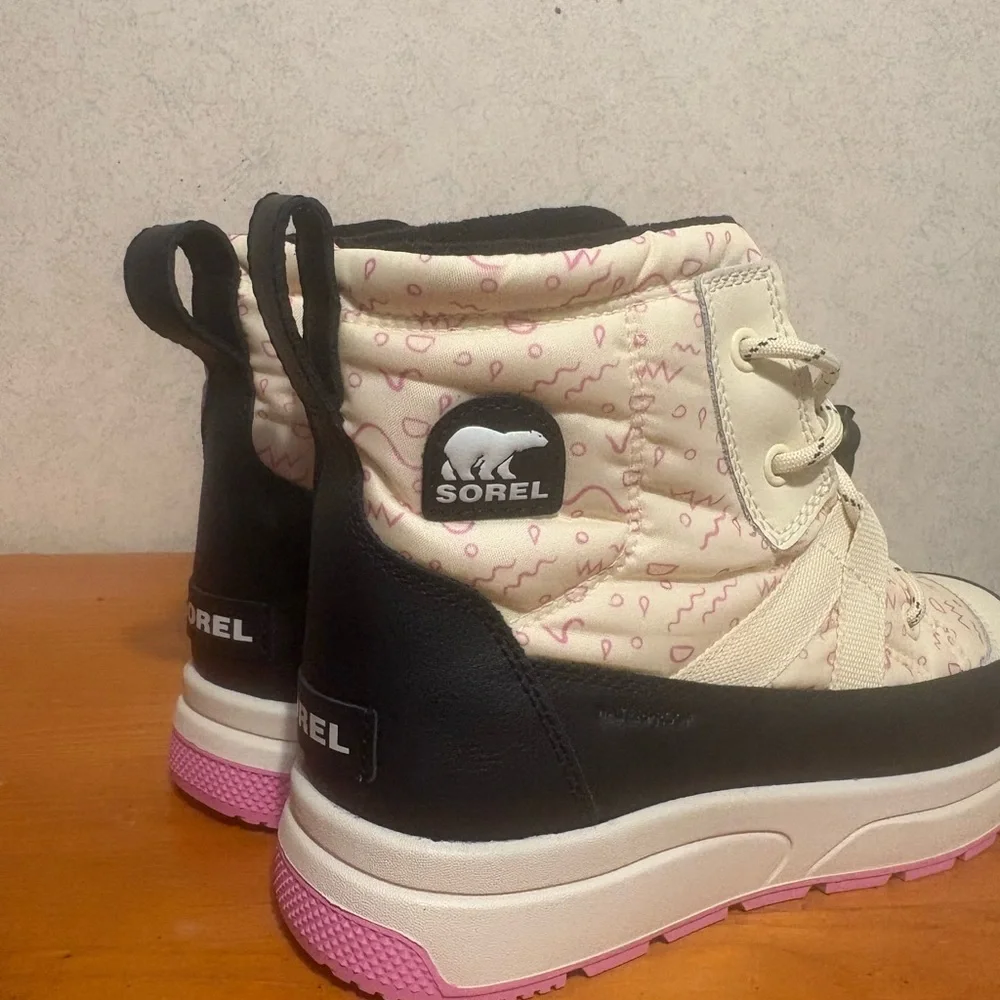 SOREL NWOB Kids' Whitney III Mid Waterproof Boots. Girls Size 5 cream and pink.